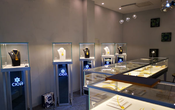 玻璃展示柜展示珠寶有哪些優(yōu)勢？